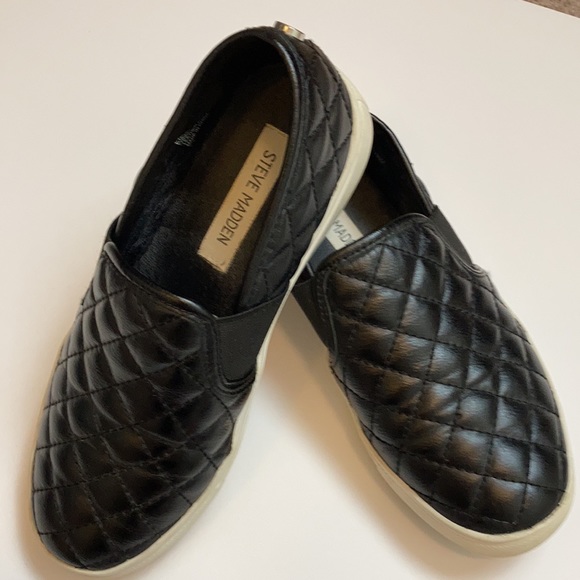 Steve Madden Endell Black Quilted Slip On Shoes - Picture 1 of 8